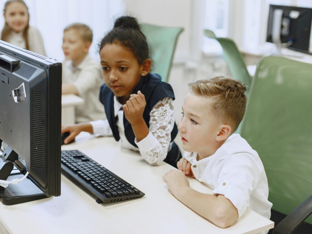 子どもがパソコンの授業をうける